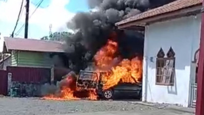 Pakir di Halaman Musala, Minibus Suzuki Escudo Hangus Terbakar di Aceh Barat