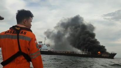 Detik-detik Kapal Minyak Pertamina Terbakar di Pantai Ampenan, 3 Orang Dikabarkan Tewas