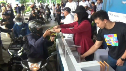 Ribuan Warga Surabaya Mulai Antri Tukarkan Uang Baru yang Digelar Bank Indonesia dengan Sistem Drive Thru