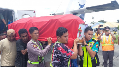 Jenazah Anggota TNI Korban Penembakan OTK di Puncak Jaya Tiba di Jayapura