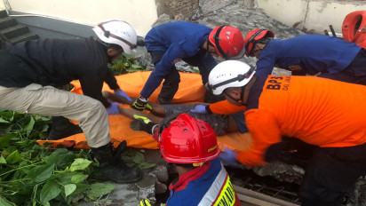 Tiga Orang Pekerja Bangunan Tertimpa Tembok yang Sedang Direnovasi, Satu Tewas Dua Lainnya Luka-luka