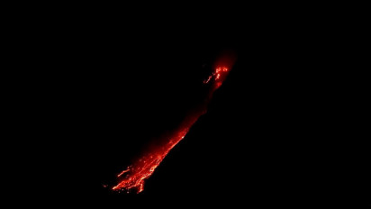 Gunung Semeru Kembali Semburkan Guguran Lava Pijar Sejauh 2.000 Meter Ke Arah Besuk Kobokan