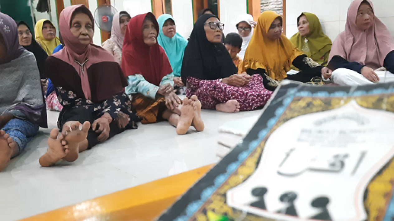 Puluhan Lansia di Boyolali Isi Waktu Puasa dengan Mengikuti TPA Lansia
            - galeri foto