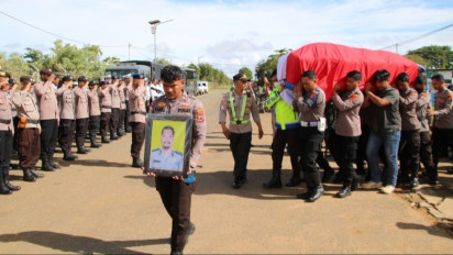 Penjemputan Jenazah Briptu Meizyard Elisa Indey, Anggota Polri yang Gugur saat Pengamanan Sholat Teraweh di Distrik Ilu