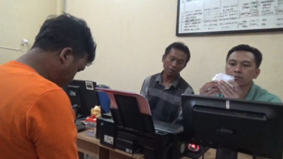 Pengedar Narkoba di Bangkalan, Madura, Bengong saat Polisi Menggrebek di Kamarnya