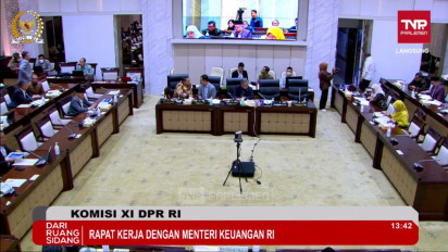 Gegara Ketahuan Naik Alphard di Apron Bandara, Anggota Komisi XI DPR RI sebut Sri Mulyani Apes