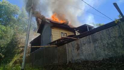 Diduga Akibat Baterai Tenaga Surya Meledak Sebuah Rumah di Mamuju Ludes Terbakar