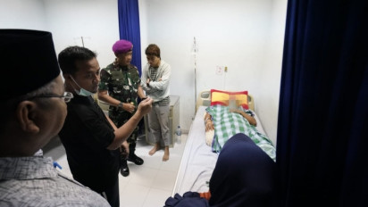 Beri Santunan, Gubernur Andi Sudirman Doakan Korban Rubuhnya Kubah Masjid Lekas Sembuh