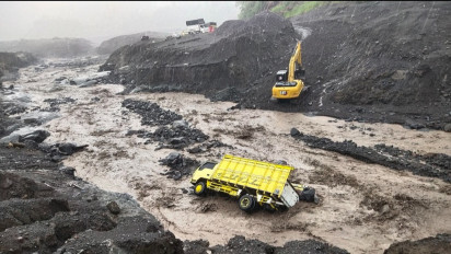 Truk Penambang Pasir Terguling dan Terjebak Banjir Lahar Dingin Gunung Semeru, Penambang : Lahar Datang Tiba-tiba