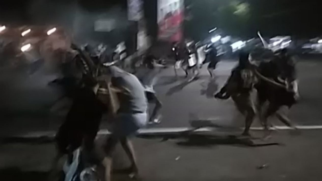 Lagi Trending, Perang Sarung antar Genk Resahkan Masyarakat Jember
            - galeri foto