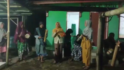 Tradisi Unik Sejak Dahulu, Emak-emak di Tasikmalaya Bangunkan Sahur Keliling Kampung