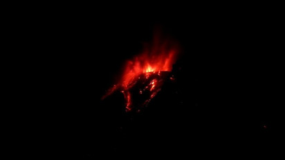 Gunung Semeru kembali Muntahkan Lava Pijar Sejauh 800 Meter ke Arah Besuk Kobokan