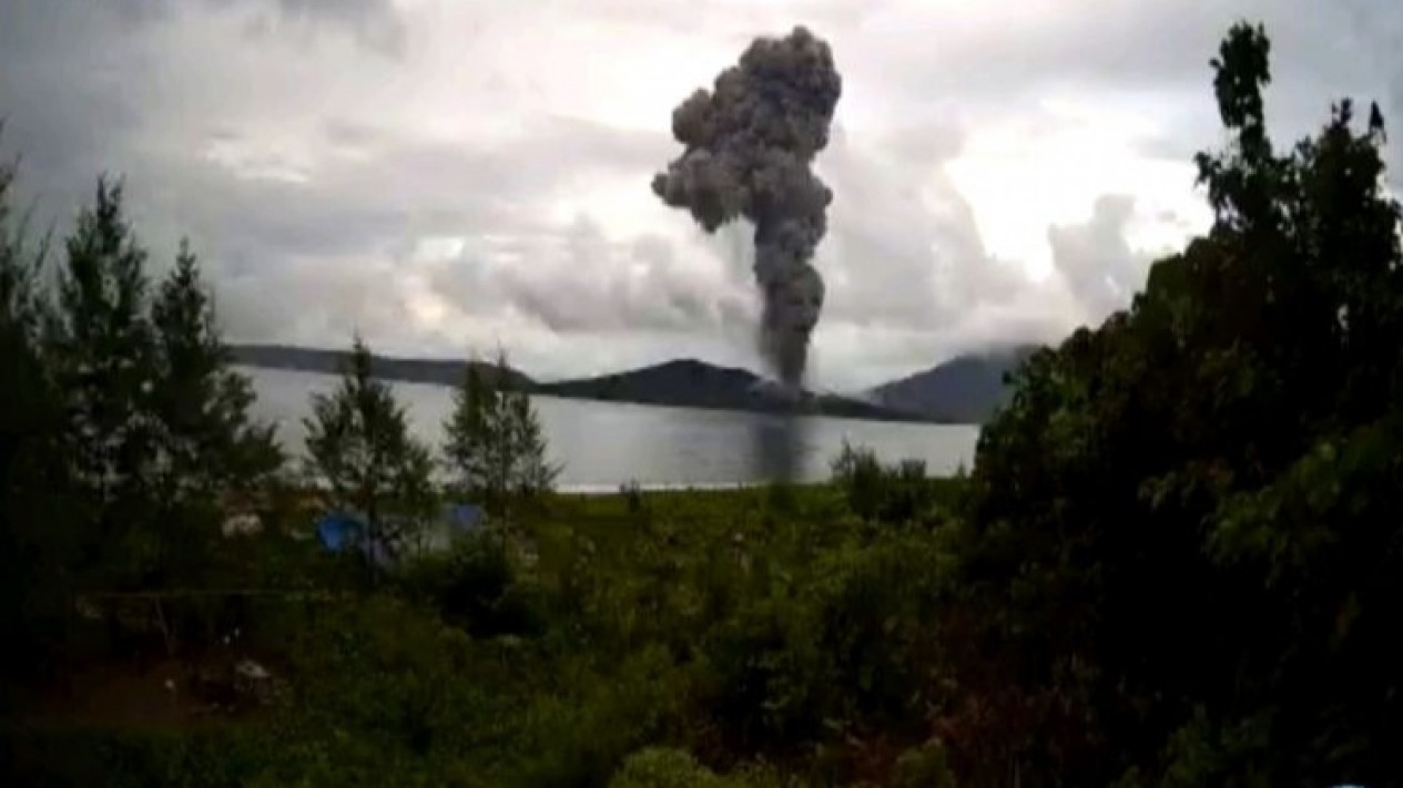 Gunung Anak Krakatau Kembali Erupsi, Kolom Abu Capai 2000 Meter
            - galeri foto