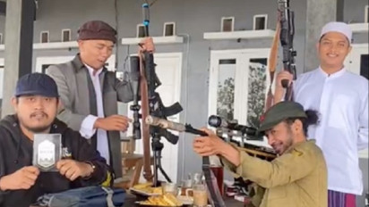 Video Viral DKM Masjid Al-Jabar Ajak Perangi Orang Musrik dengan Mengcungkan Senjata