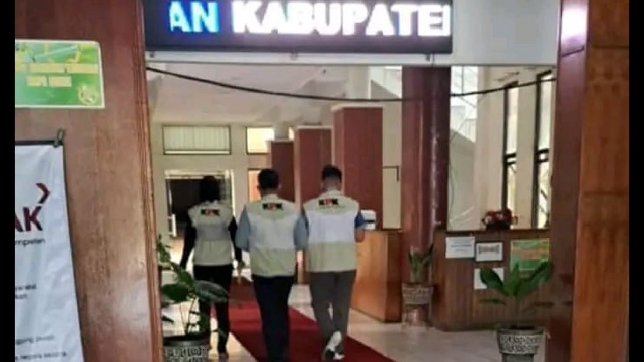KPK Geledah Kantor dan Rujab Bupati Kapuas
            - galeri foto
