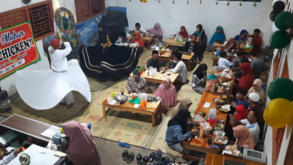 Warung Makan di Boyolali Ini Mengajak Pengunjung Berbuka Puasa Sambil Nonton Pertunjukan Tari Sufi
