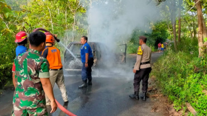 Diduga Korsleting Listrik, Sebuah Mobil Minibus  di Gunungkidul Terbakar Hebat