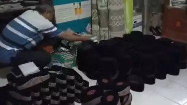 Kerajinan peci hitam home industri di Desa Bandung, Kebumen, Jawa Tengah.