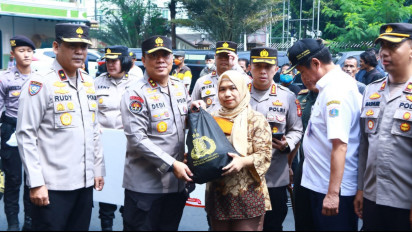 Ribuan Paket Sembako dari Kapolri Disebar ke Masyarakat di Slum Area Jaksel