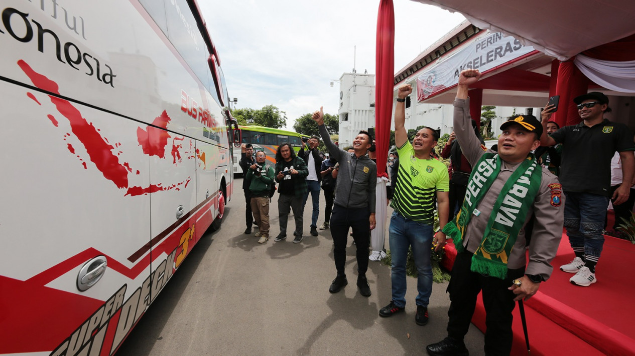 Wali Kota Surabaya Dampingi Bonek Dukung Persebaya Bertandang ke Semarang
            - galeri foto