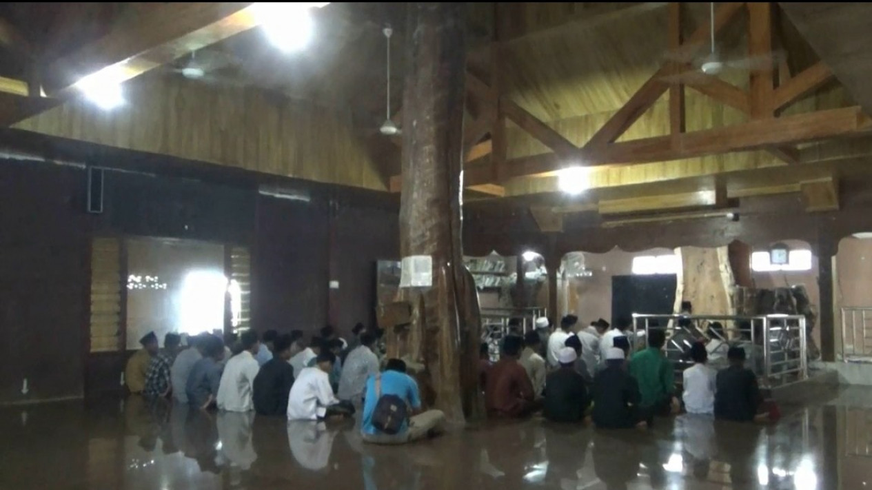 Unik, Masjid Bertiang Satu di Tuban dari Kayu Jati Berusia Ratusan Tahun
            - galeri foto