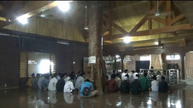 Unik, Masjid Bertiang Satu di Tuban dari Kayu Jati Berusia Ratusan Tahun