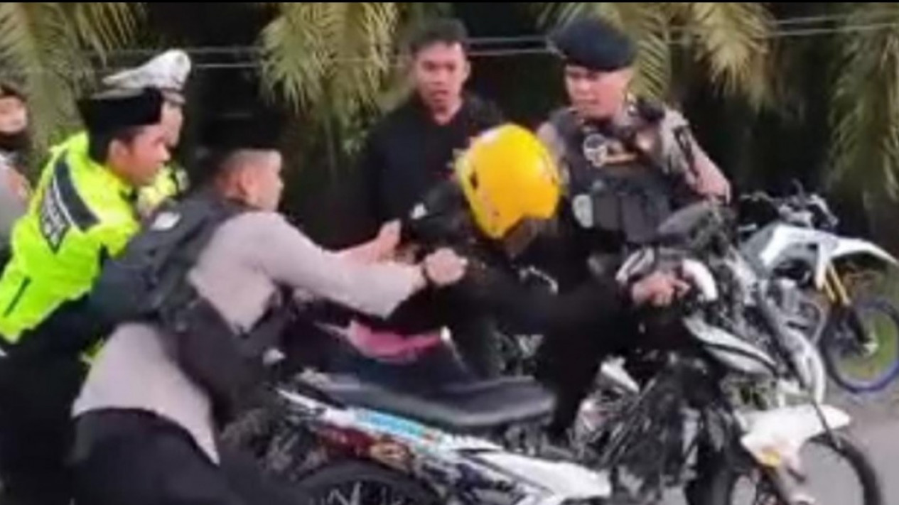 Viral Aksi Polisi Pukul hingga Tendang Pengendara Motor saat Gelar Razia Balap Liar
            - galeri foto