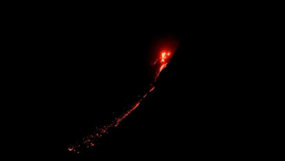 Gunung Semeru Semburkan Lava Pijar Sejauh 2500 Meter ke Arah Besuk Kobokan