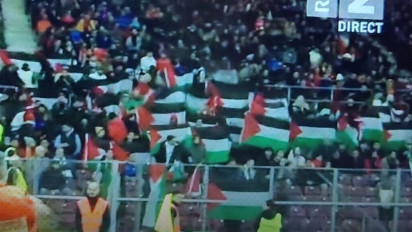 Suporter Bawa Bendera Palestina di Laga Swiss Kontra Israel