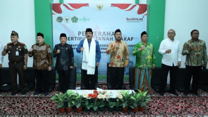 Menteri ATR/Kepala BPN Serahkan Sertifikat Tanah Wakaf untuk NU dan Muhammadiyah di Gresik