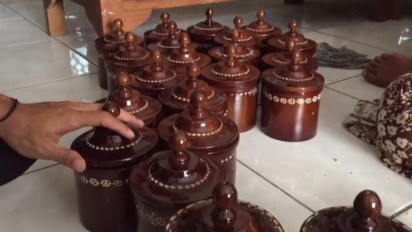 Toples Lebaran Unik dari Kayu Akar Jati Asal Bojonegoro, Laris Manis