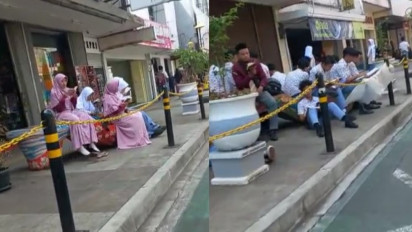 Gelar Tadarus, Siswa-Siswi di Tasikmalaya Berkelompok di Sepanjang Trotoar Jalan