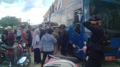 Jelang Lebaran, Mobil Kas Keliling BI di Pasar Baru Mamuju Diserbu Warga untuk Tukar Uang Receh