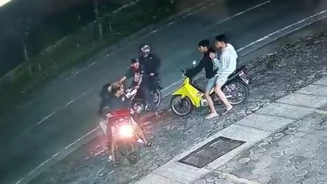 Polisi Amankan 4 Remaja Pelaku Penyerangan di Exit Tol Ungaran
            - galeri foto