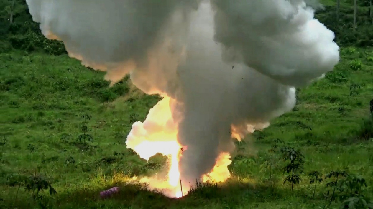 Api Membumbung Tinggi saat 10 Kilogram Bahan Mercon Dimusnahkan Tim Gegana Brimob Polda Jateng
            - galeri foto