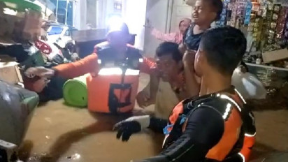 Tim Rescue Pos SAR Cirebon Evakuasi Warga Terdampak Banjir di Kecamatan Tengah Tani