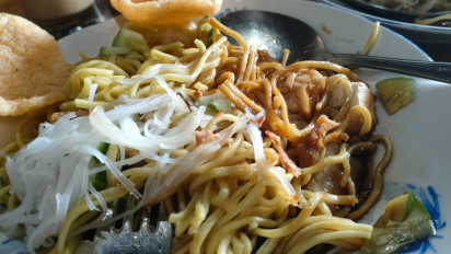 Nikmatnya Berbuka Puasa dengan Rujak Mie Goyang Lidah