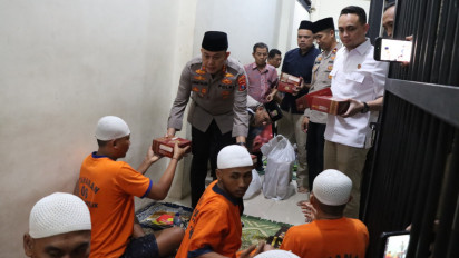 Ramadhan Dimanfaatkan Polisi di Gresik Berbuka Puasa di Lorong Penjara Bersama Para Tahanan