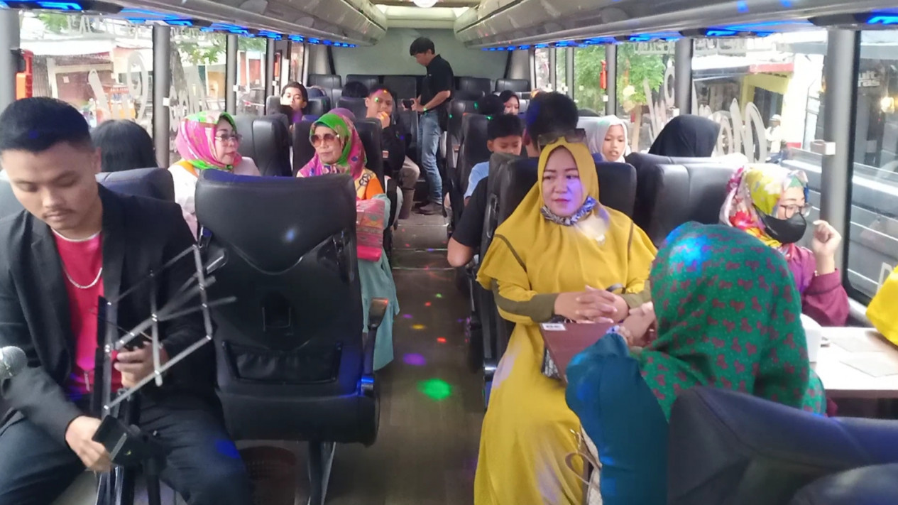 Asiknya Naik Bus Ngabsul di Malang Sambil Nunggu Waktu Berbuka Puasa
            - galeri foto