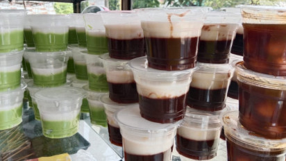 Kue Jongkong Banyak Diminati Warga Langsa Aceh saat Berburu Takjil, Warnanyapun Bervariasi