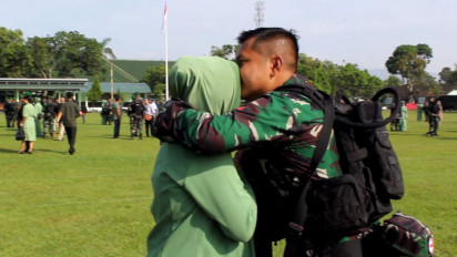 Isak Tangis dan Suasana Haru Warnai Pemberangkatan Pasukan dari Lumajang Ke Perbatasan Timur Indonesia