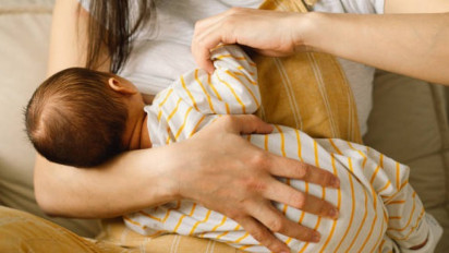 Istri Sering Menyusui Suami, Bagaimana Hukumnya Sih? Ini Jawaban Buya Yahya