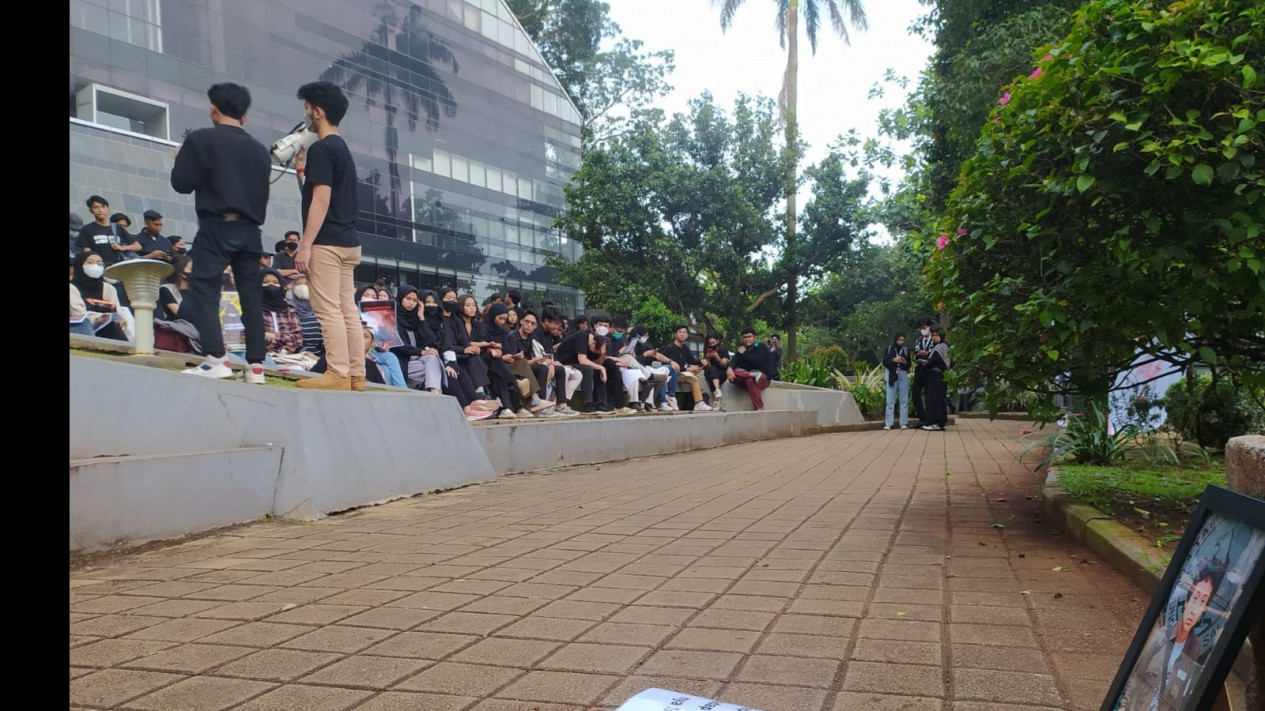 Misteri 8 Tahun Kematian Akseyna yang Belum Juga Terungkap, Mahasiswa UI Gelar Aksi
            - galeri foto