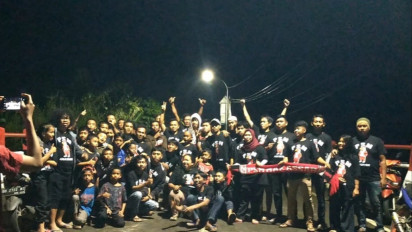 Supporter 'PSM Andalan Barombong' Rayakan Kemenangan Dengan Berharap PSM Makassar Punya Stadion Sendiri