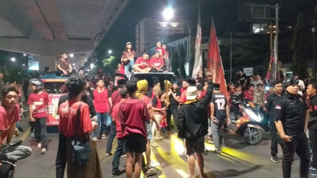 Pastikan PSM Juara Liga 1, The Maczman Konvoi Keliling Kota Makassar Hingga Sahur
            - galeri foto