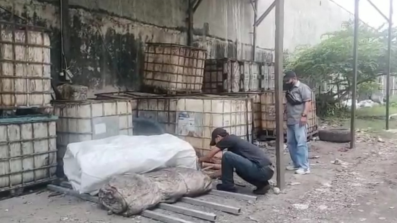 Gudang Daur Ulang Limbah Minyak Sawit di Sidoarjo Digerebek, Diduga Palsukan Merek
            - galeri foto