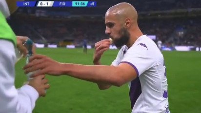 Viral Cara Sofyan Amrabat Buka Puasa saat Fiorentina Vs Inter Disorot, Kenapa Makan Pisang?