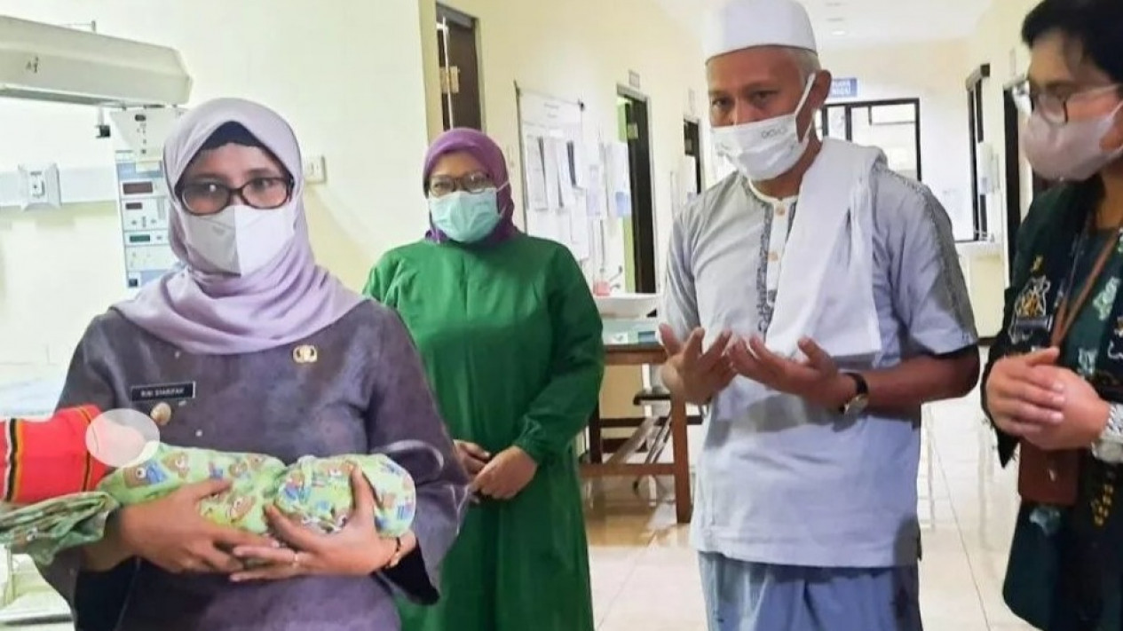 Kondisi Bayi yang Ditemukan di Pinggir Jalan Hutan Jati Blitar, Sehat, Warga Berebut Adopsi
            - galeri foto