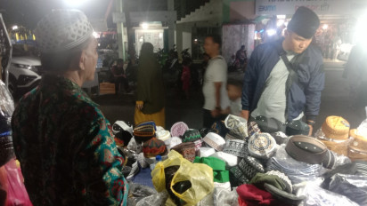 Berkah Ramadhan, Penjual Songkok Untuk Lebaran Mulai Ramai Pembeli
