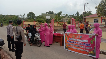 Berbagai Berkah di Bulan Penuh Hikmah, Polsek Buru Berbagi Takjil Kepada Masyarakat